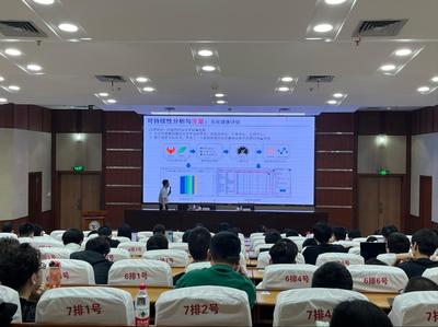 浙江大學(xué)鄧水光教授、南京大學(xué)陳振宇教授應(yīng)邀來學(xué)院做專題學(xué)術(shù)報(bào)告，共話南京軟件開發(fā)新趨勢(shì)